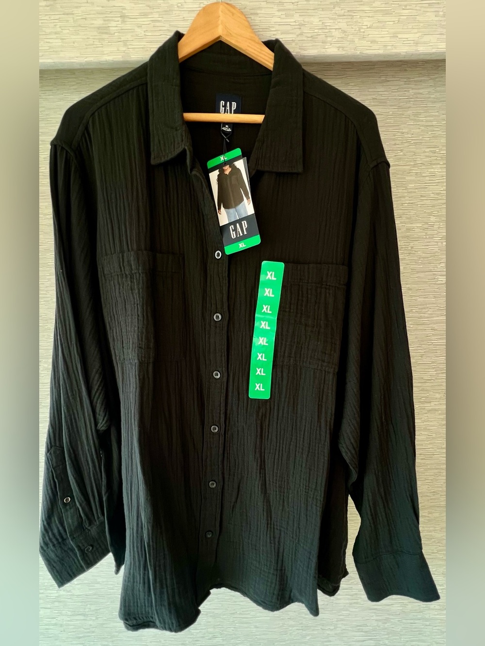 GAP Black Textured Button-Up Shirt NWT 🤗